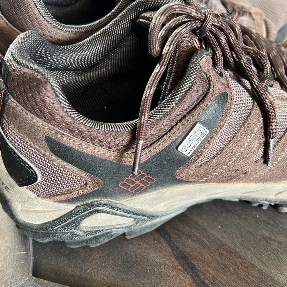 1 hour sale. Columbia, mens 9, cross trail sneaker - Picture 2 of 7